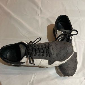 Louis Vuitton mens RUNAWAY sneaker size 9